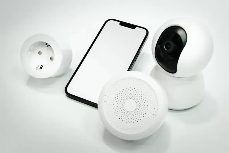 Camere de supraveghere cu panou solar, ideale pentru monitorizarea eficienta si ecologica a spatiilor interioare.