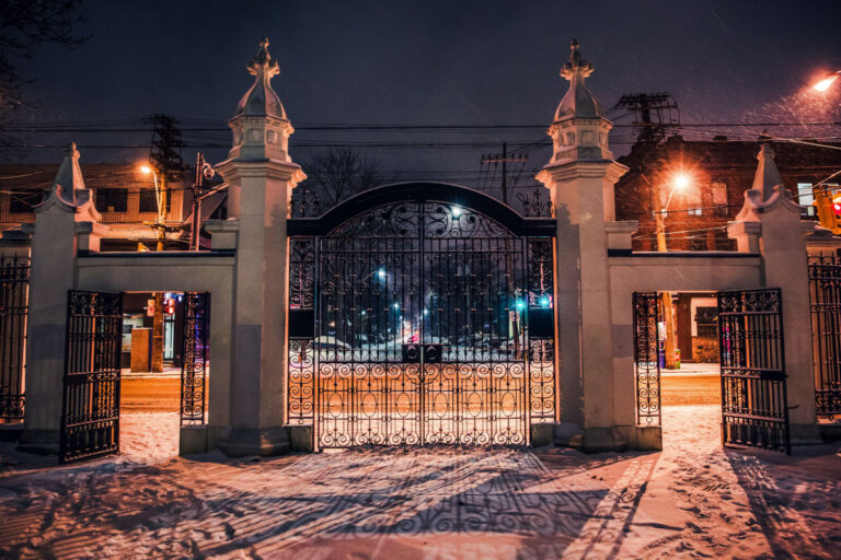 Casa din lemn si sticla, cu un sistem de automatizare pentru poarta, oferind un aspect modern si elegant.