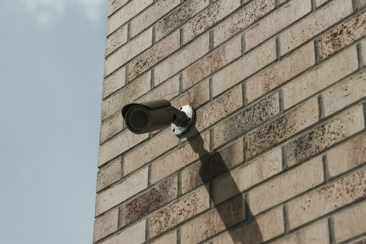 Camere de supraveghere amplasate pe un perete exterior al unei cladiri din caramida.