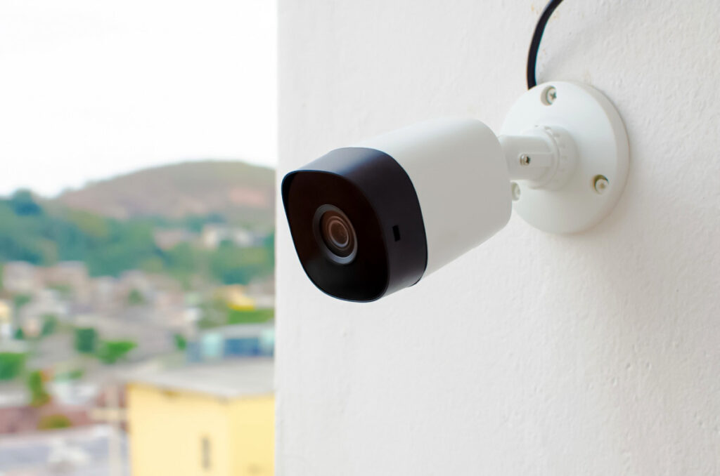 Camera de supraveghere pentru exterior, perfecta pentru protectie cu un design robust si functii avansate de monitorizare.