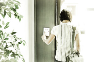 O femeie sta in fata unei intrari utilata cu camere de supraveghere solare.