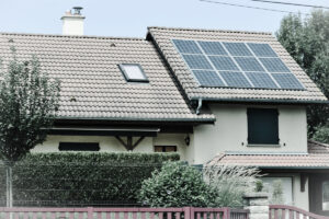 O casa cu panouri solare pe acoperis, evidentiind utilizarea sistemelor fotovoltaice pentru energie curata.