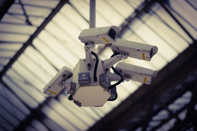 Patru camere de supraveghere montate pe tavan, oferind o vedere detaliata asupra securitatii unui spatiu.