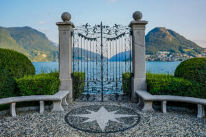 Poarta cu vedere spre mare dotata cu cremaliera pentru un acces usor si confortabil.