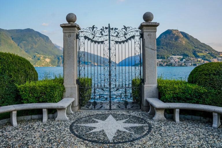 Poarta cu vedere spre mare dotata cu cremaliera pentru un acces usor si confortabil.