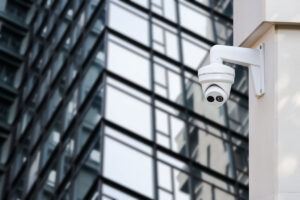 O camera de securitate wireless cu wifi fixata pe o cladire, oferind protecție.