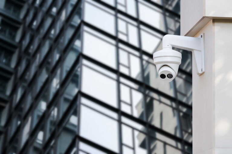 O camera de securitate wireless cu wifi fixata pe o cladire, oferind protecție.