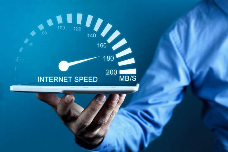 Kit de transmisie internet care ilustreaza viteza internetului, evidentiind progresele tehnologice.