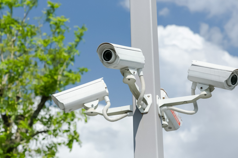 Trei camere de securitate montate pe un stalp, parte a unui sistem de supraveghere eficient.