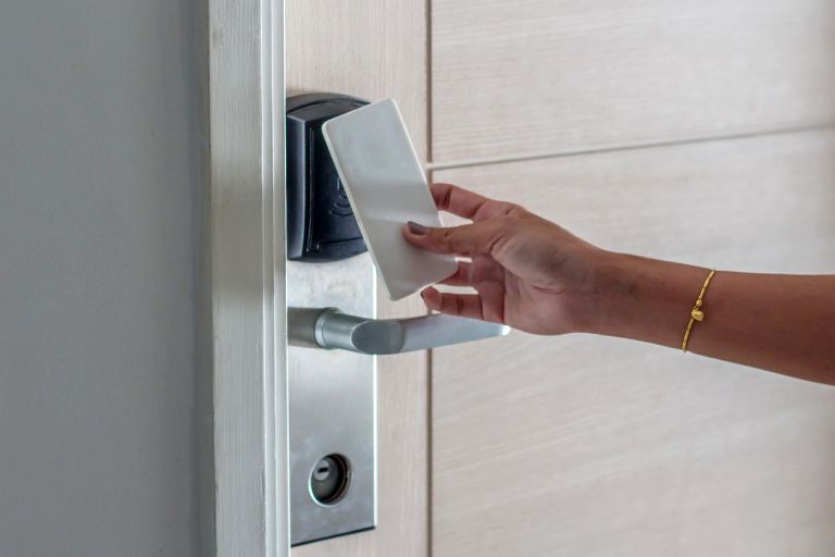 Yala electromagnetica cu cod vs. cartela si cheie pentru control acces.