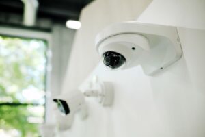 Camera de supraveghere care poate fi utilizata atat in interior, cat si in exterior.