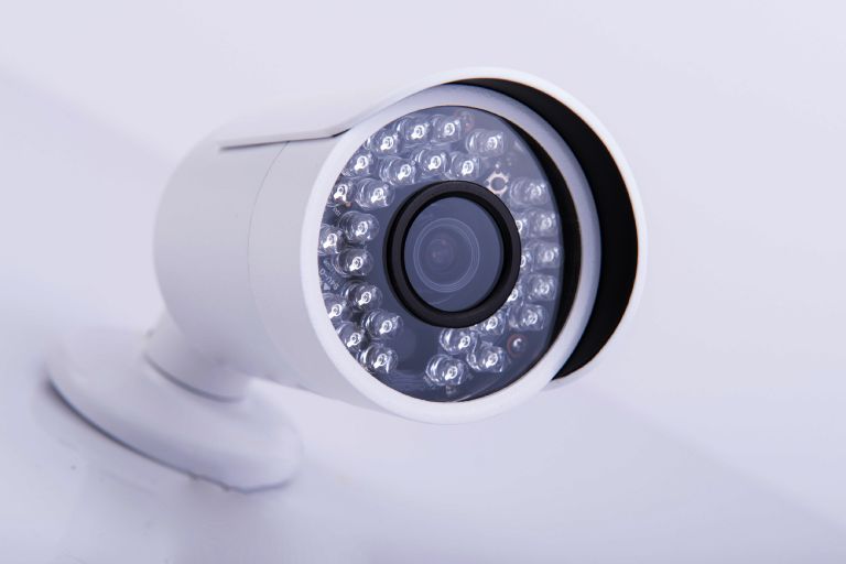 Camera de supraveghere cu iluminare duala.