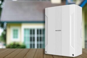 O centrala de alarma wireless functioneaza prin conectarea senzorilor la unitatea centrala prin unde radio.