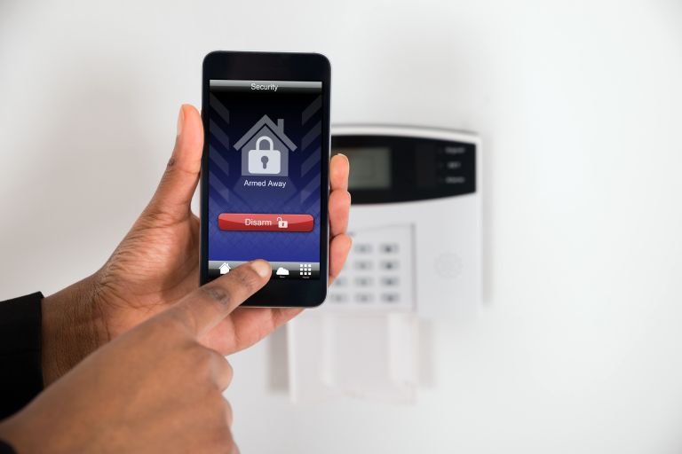 Un sistem nu ar trebui sa declanseze o alarma la o pana de curent.