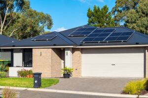 Un sistem fotovoltaic de 3 kW poate produce intre 6 si 15 kWh pe zi.