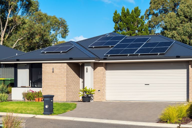 Un sistem fotovoltaic de 3 kW poate produce intre 6 si 15 kWh pe zi.