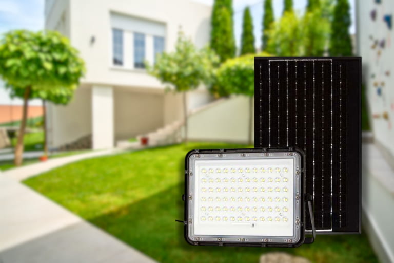 Reflector cu incarcare solara pentru economii la energie.