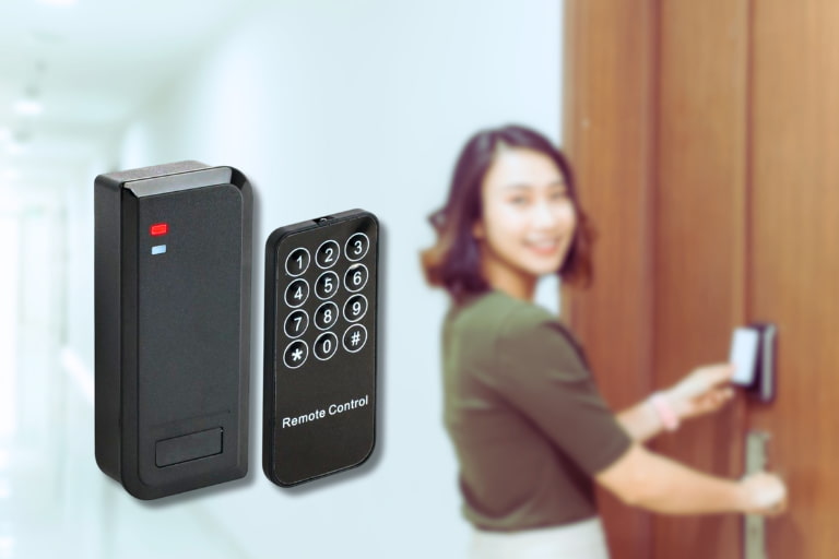 Controler acces stanalone cu telecomanda si card mifare.