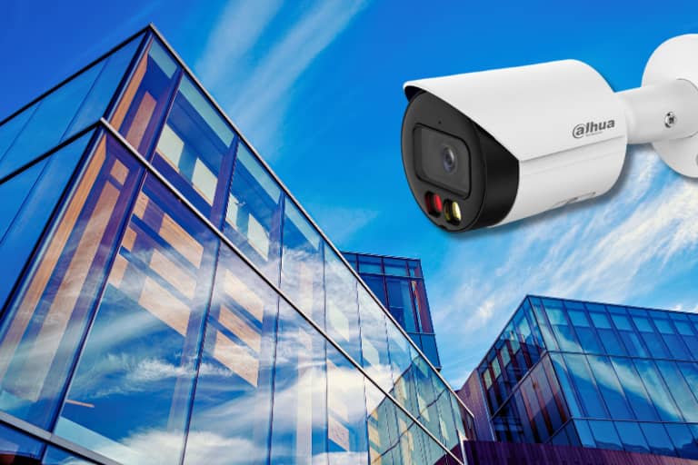 Camera IP cu iluminare duala.