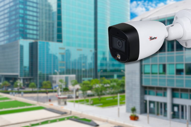 Camera supraveghere exterior cu lentila fixa.