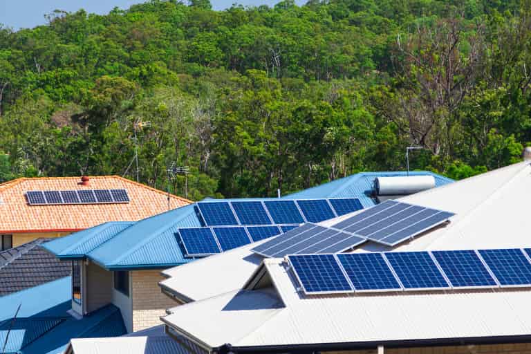 Conectare panouri fotovoltaice la invertor.