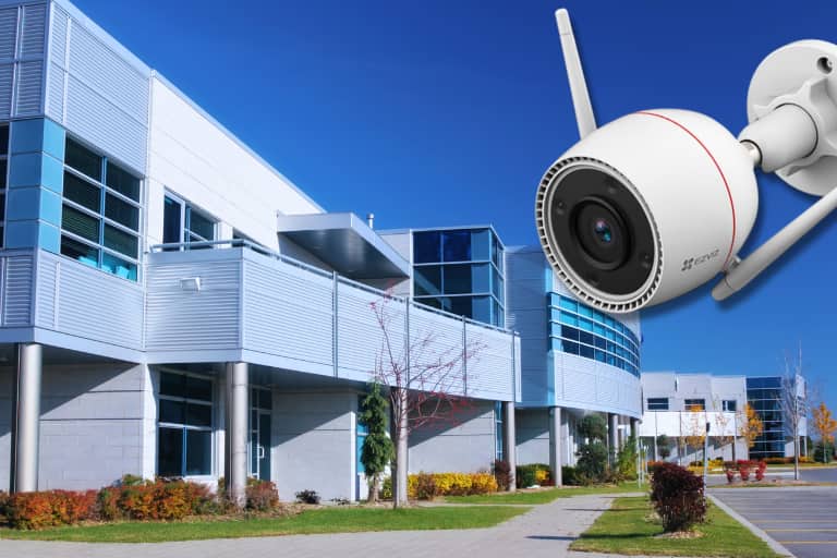 Camera supraveghere exterior Wi-Fi pentru imagini clare.