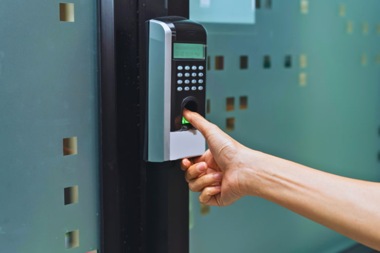 Control acces pentru fabrici.